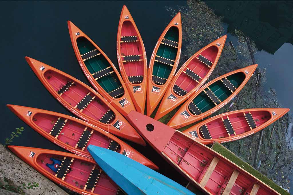 Eric-Hall-Circle-of-canoes